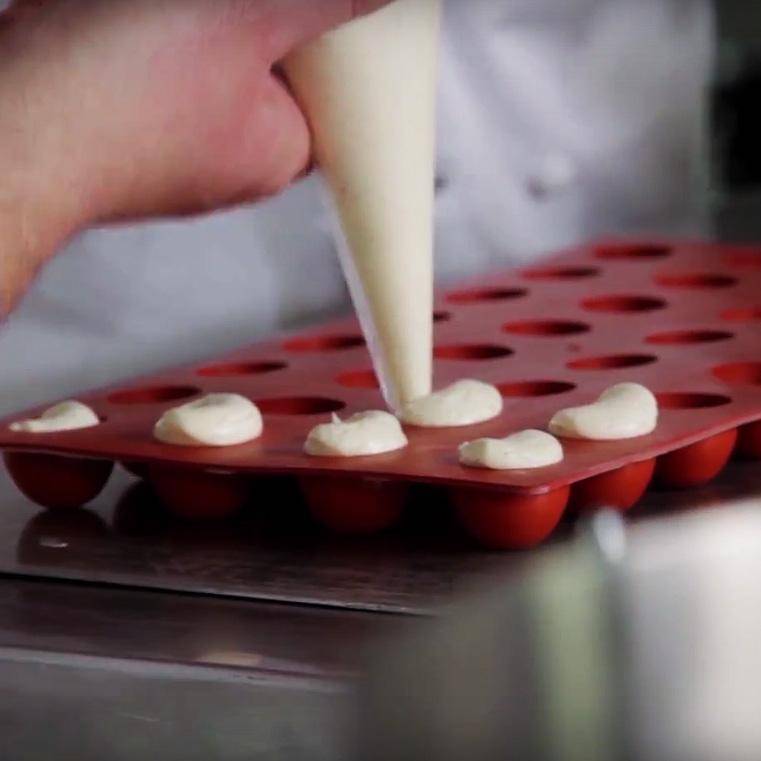 Un tocco di creatività Belga aggiunto alla pralina Manon realizzati da Wittamer.