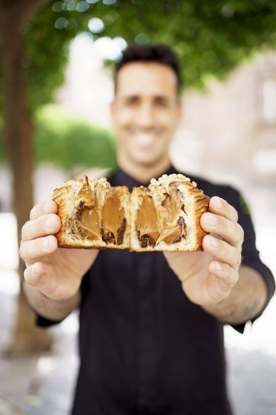 abel abriendo un abelico por la mitad