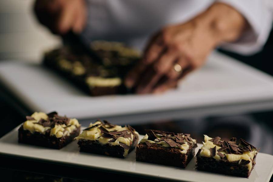 decorating chocolate brownies