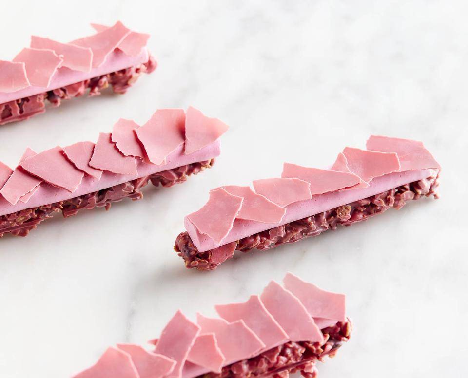 callebaut trozos alargados de chocolate de color rosa callebaut