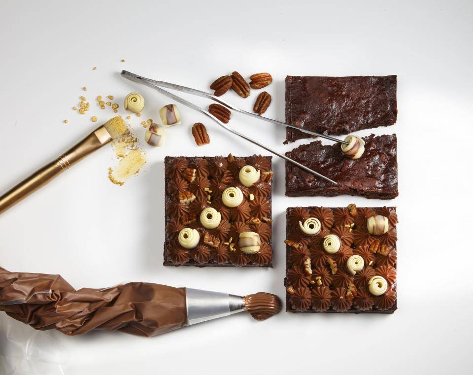 AFHALEN VAN ZOETE VERWENBOXEN IN DE BAKKERIJ