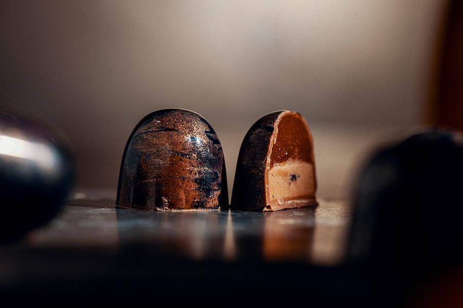 Ganache de avellana y gianduja de avellana en un mismo bombón, por el chef  Håkan Mårtensson de Callebaut .