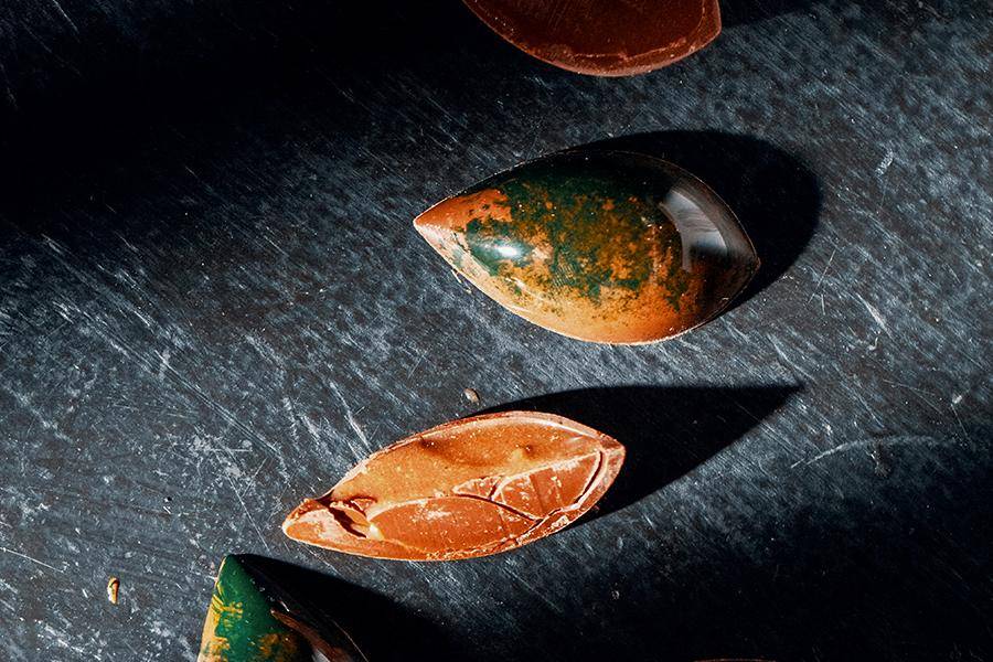 Ganache de regaliz y caramelo de yuzu en un mismo bombón hecho por el chef Håkan Mårtensson