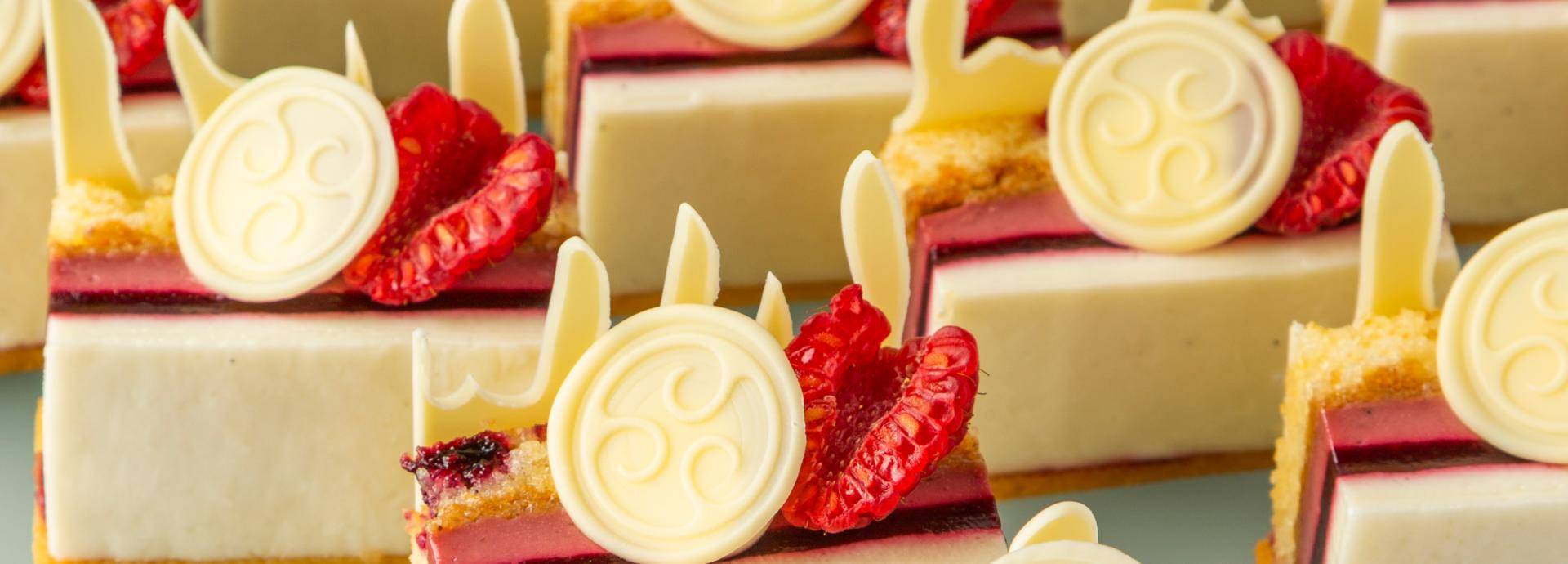 Пирожное «Красные ягоды – шампанское» с шоколадом Callebaut.