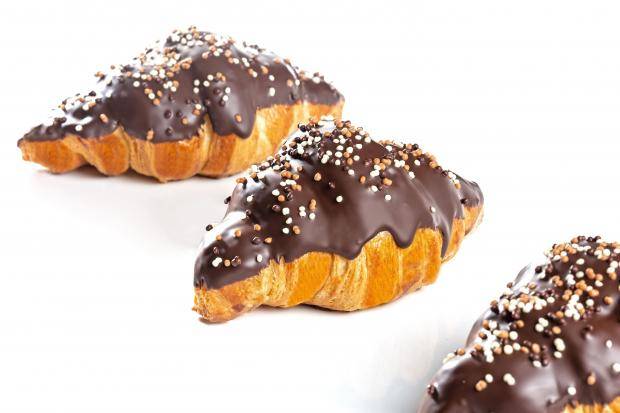 três croissants lado a lado com cobertura de chocolate e mini crispearls