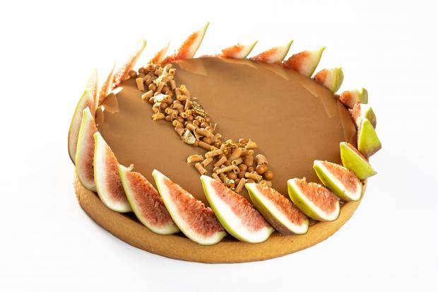 torta com centro de caramlo e crispearls gold salted caramelo e figos ao redor