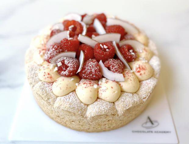 Дакуаз с кокосом и малиной