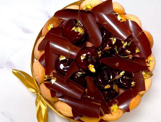 Шарлотт с шоколадом, вишней и бобами тонка