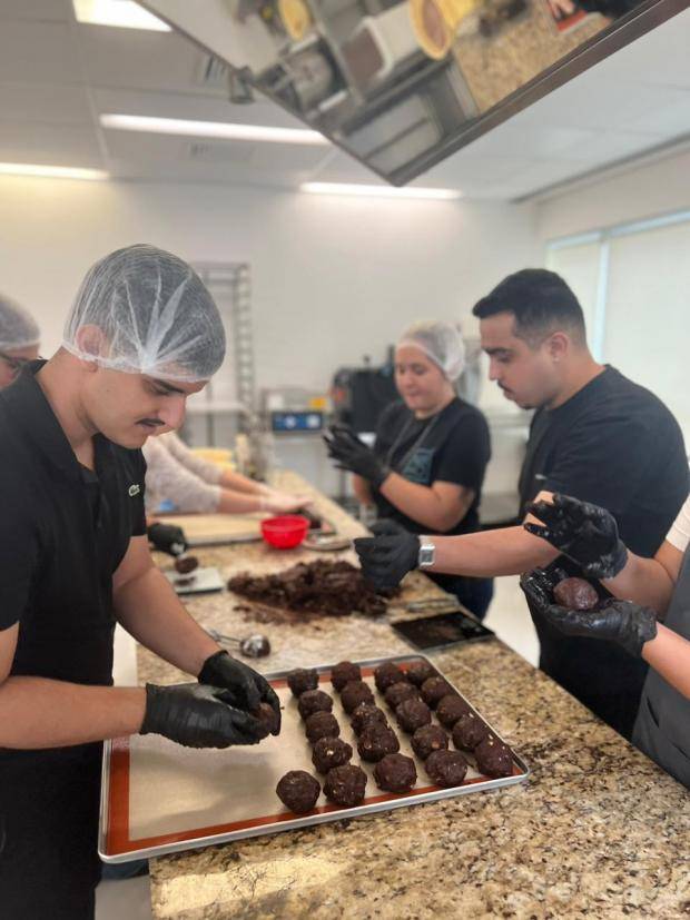 Pessoas produzindo cookies
