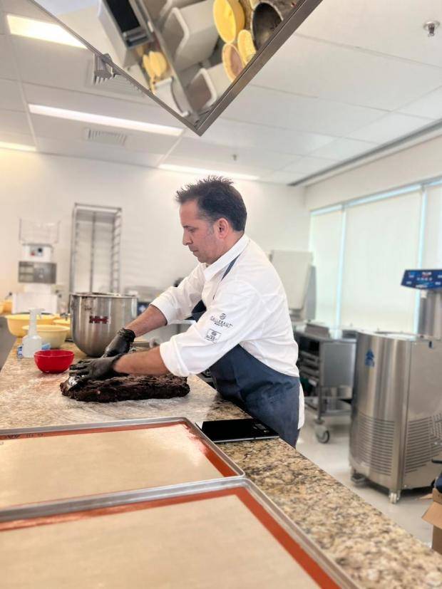 Chef Bertrand Busquet de lado produzindo cookies