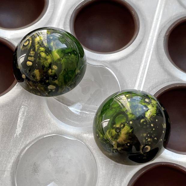 green and gold swirl