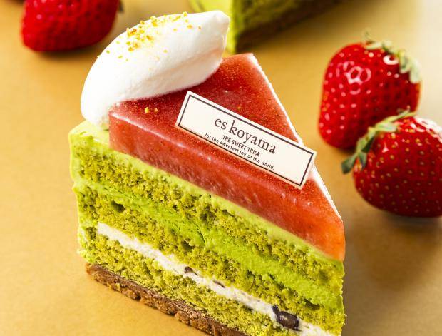 Шорткек с матчей и клубникой