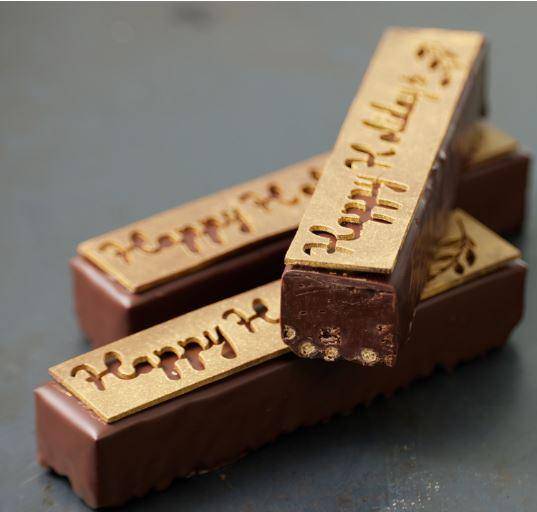 Van Leer Bel Noir 73% topped with Mona Lisa Dark Crispearls 