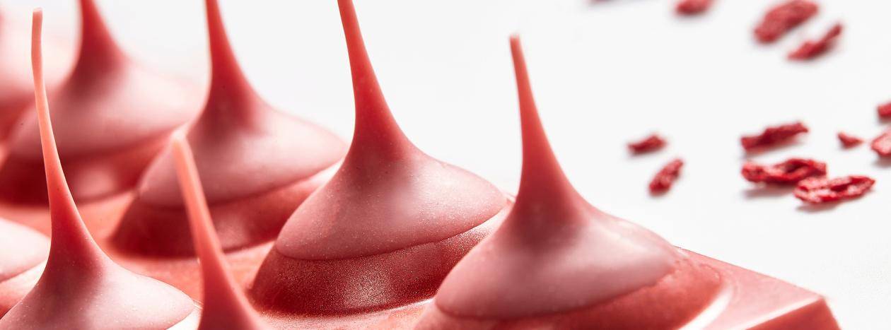 gotas cónicas de chocolate de color rosa , Ruby, forma de pirámides con punta