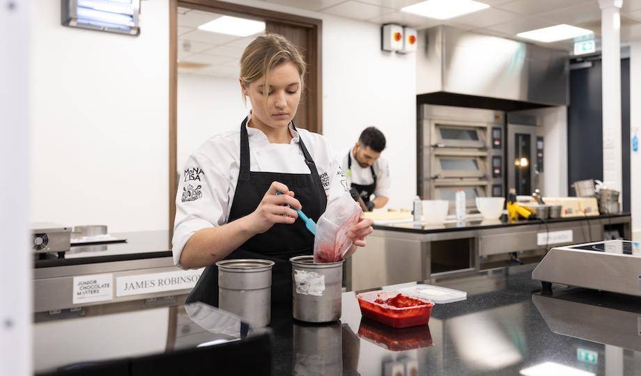 Mignon prepares a sorbet