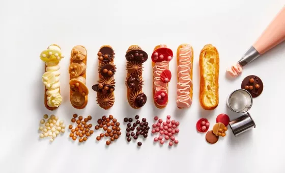 oito eclairs com cores diferentes e decoração dos crispearls visto de cima