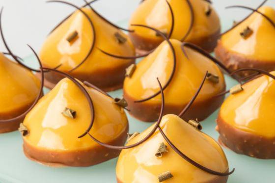 Пирожное «Фундук – цитрус – карамель» с шоколадом Callebaut.