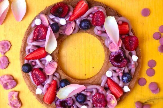 Sablé la vie en rose with ruby chocolate and red fruit by Callebaut chef Silvia Boldetti